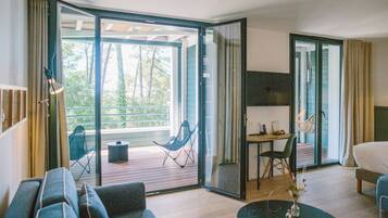 Junior-Suite, Meerblick | Hochwertige Bettwaren, kostenlose Minibar, Zimmersafe, Schreibtisch