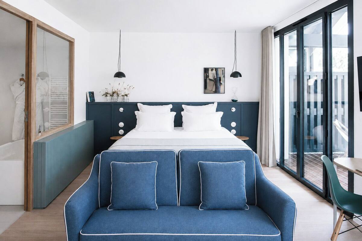 Suite, vista al océano | Ropa de cama de alta calidad y artículos del minibar gratis 