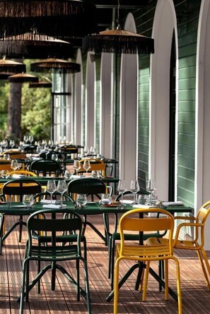 供应早餐、午餐和晚餐，地区菜