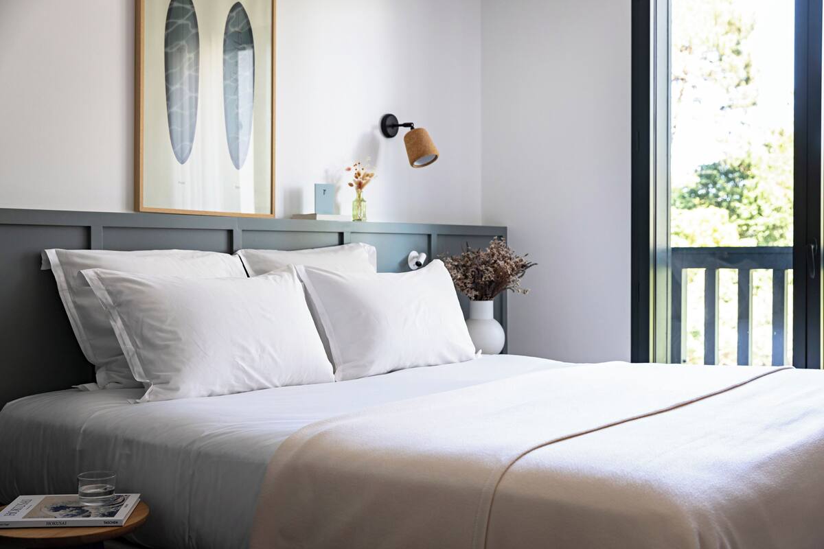 Habitación doble clásica | Ropa de cama de alta calidad y artículos del minibar gratis 
