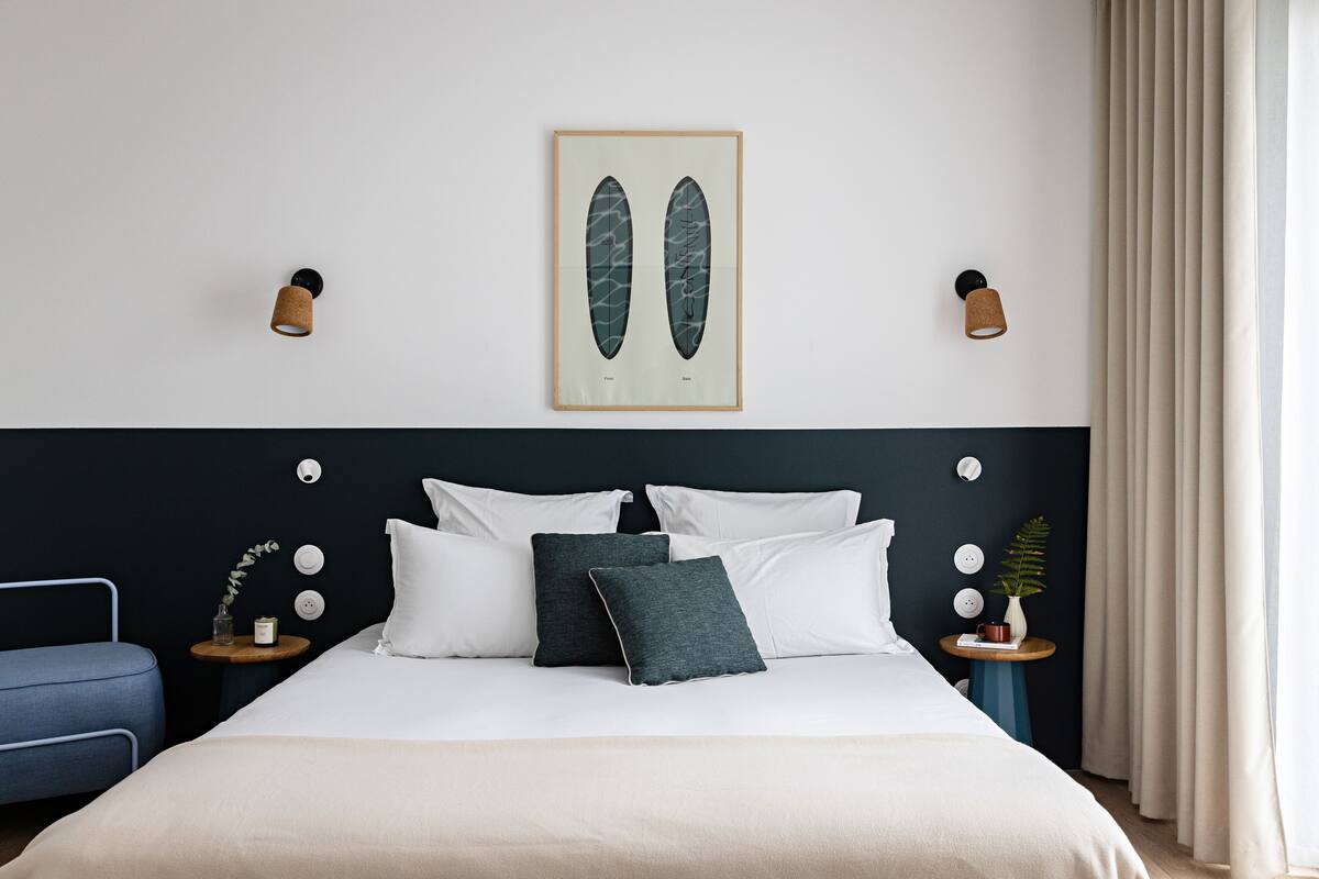 Habitación junior | Ropa de cama de alta calidad y artículos del minibar gratis 