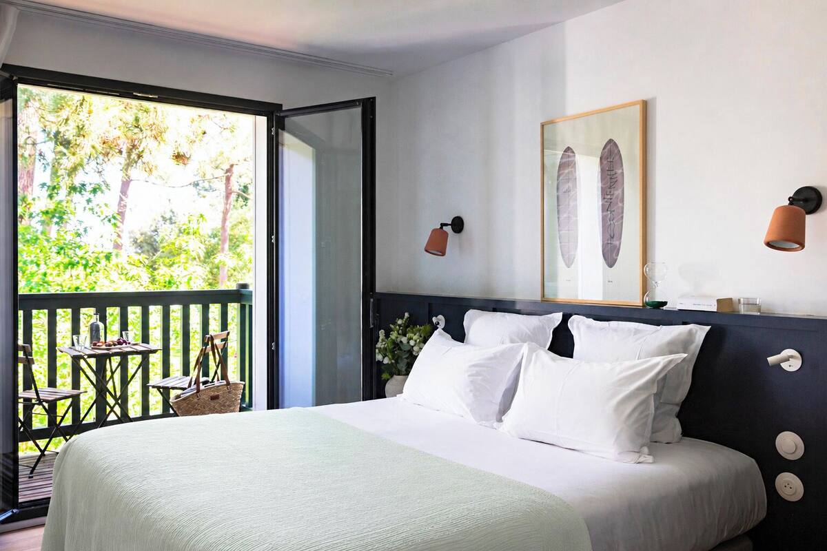 Habitación doble clásica, balcón | Ropa de cama de alta calidad y artículos del minibar gratis 