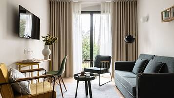 Junior Room | Living area | 110-cm TV with cable channels, ping pong, books