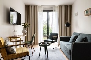 小型客房 | 起居区 | 110-  厘米电视（配备有线频道）、乒乓球、书