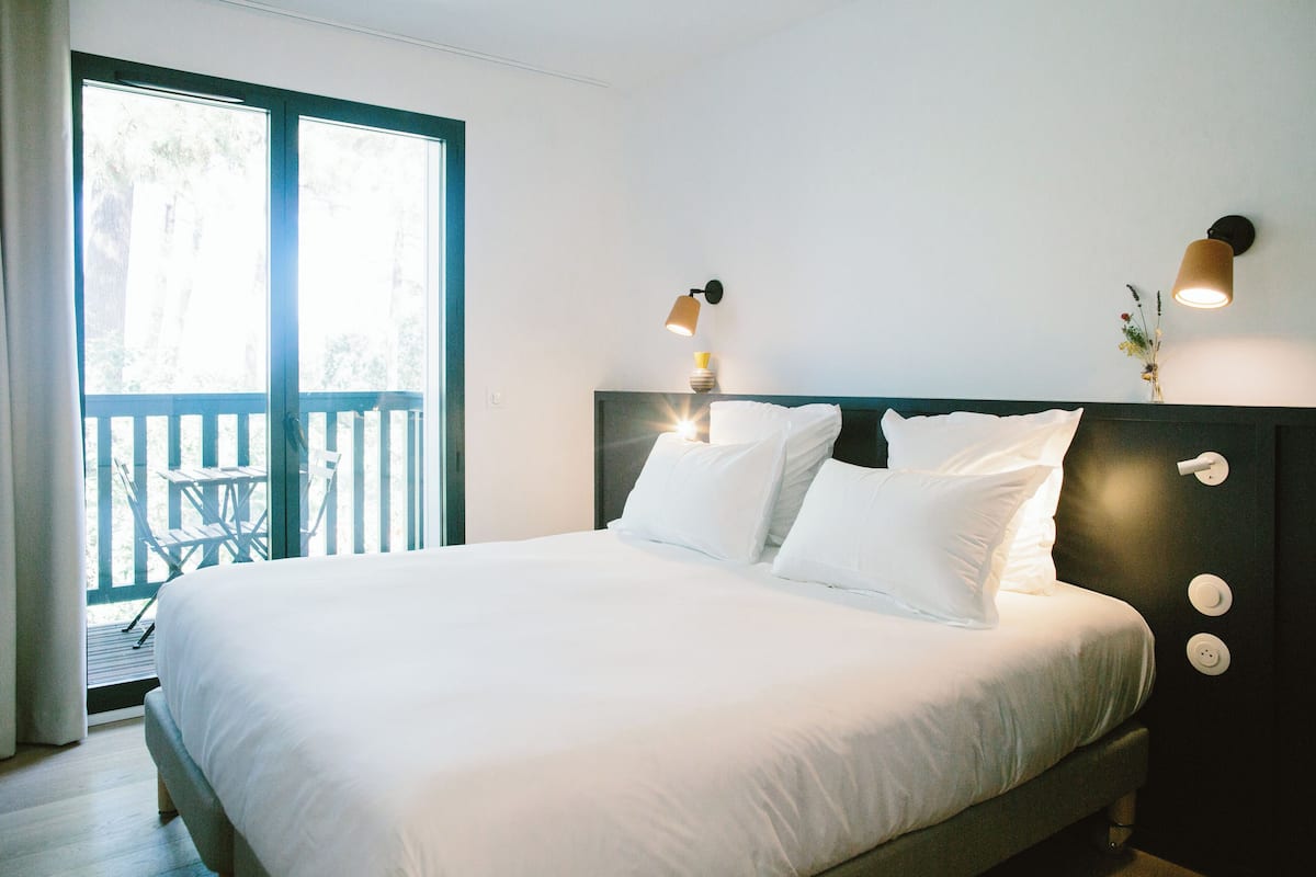 Classic with Balcony | 1 bedroom, premium bedding, free minibar, in-room safe