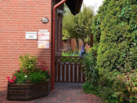 Unterkunftsgelände. Sea time. Newly renovated apartment with garden in a quiet, central residential area
