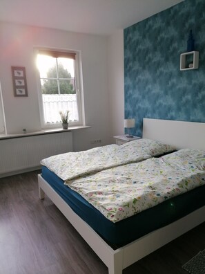 2 habitaciones, cuna de viaje, wifi gratis y ropa de cama