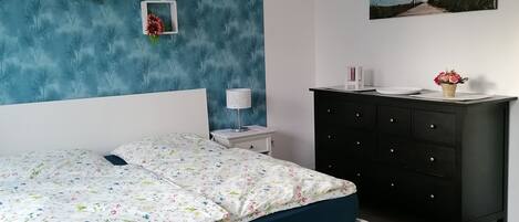 2 Schlafzimmer, Reisekinderbett, kostenloses WLAN, Bettwäsche