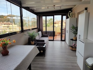 Télévision, livres, chaîne hi-fi