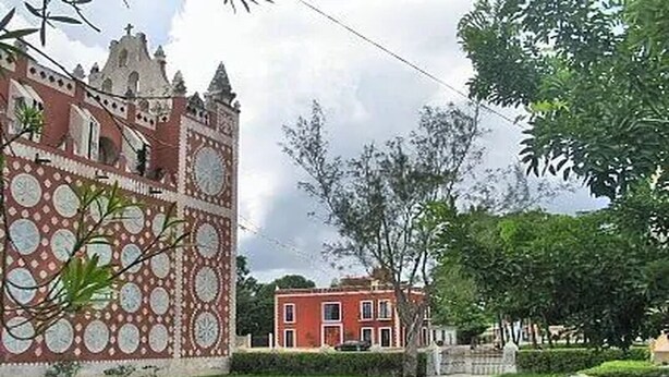 Un bâtiment doté d’une façade ornée et d’un style architectural traditionnel.