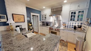 冷蔵庫、電子レンジ、オーブン、コンロ