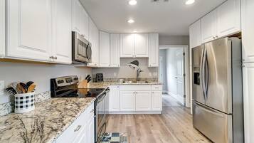 Refrigerador, microondas, horno y parrilla de estufa