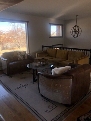 Älytelevisio, takka, pöytätennispöytä, tulostin