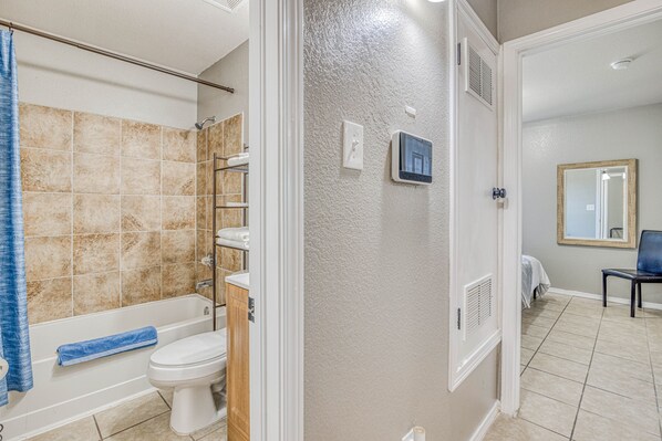 A bathroom with a bathtub, toilet, and shower. - ☕ BY FORT BLISS: LAUNDRY, SECURITY SYSTEM, REFRIGERATION, KING BEDS (El Paso)