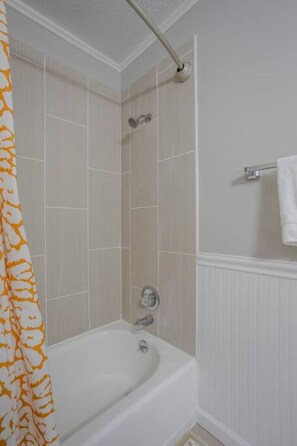Hair dryer, towels, soap, shampoo - 3B Ranch Big Backyard for Families & by Trails (Loveland)