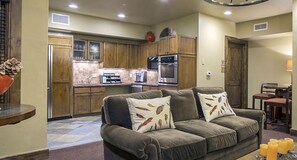 Smart TV, fireplace, DVD player, stereo