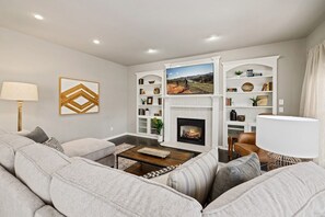 TV, fireplace, offices - The Genesis - Bike Friendly - Hot Tub - Sleeps 15 (Bentonville)