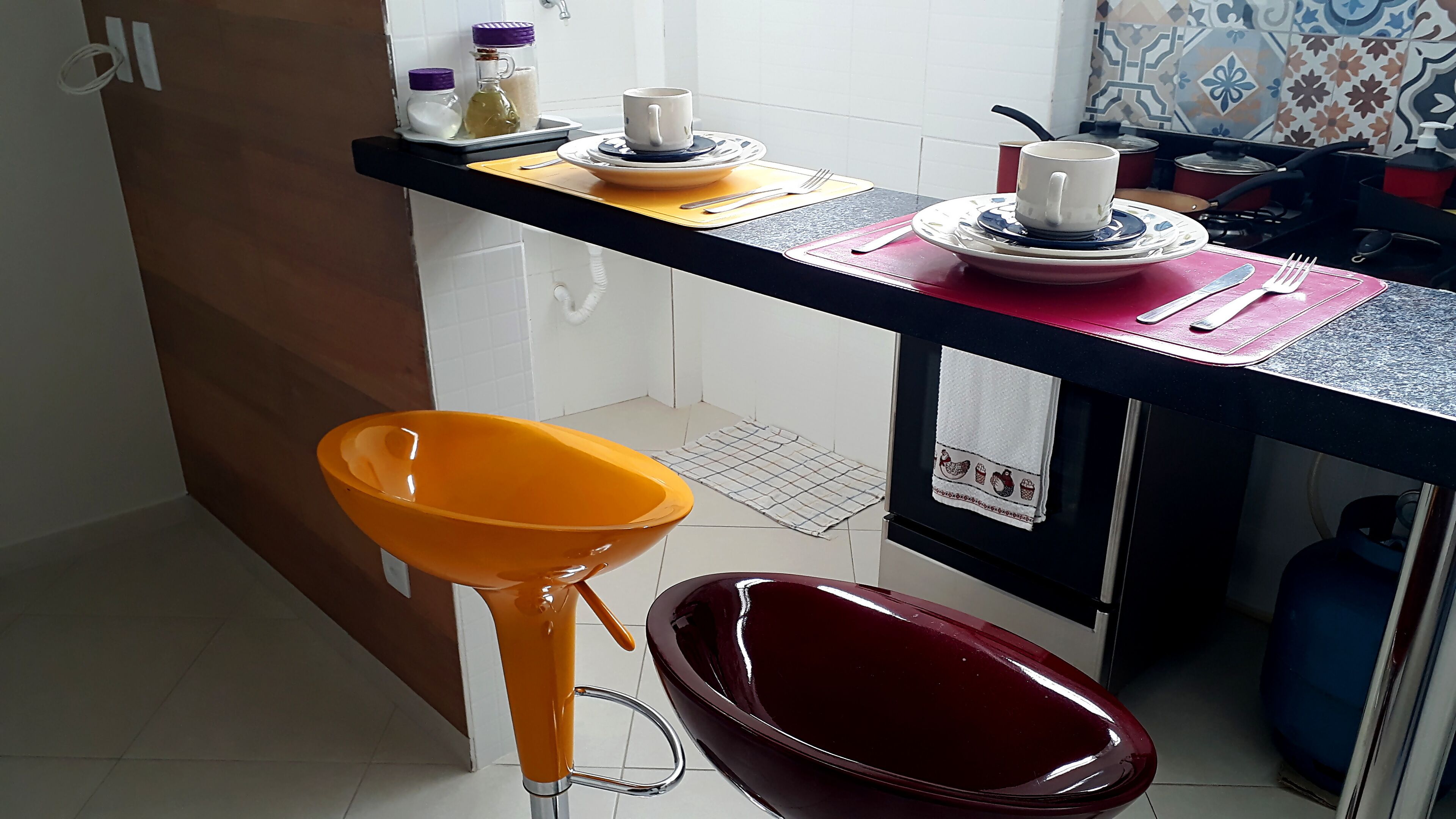 Geladeira, fogão, cooktop, talheres/pratos/utensílios de cozinha