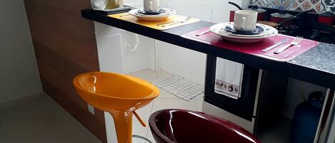 Geladeira, fogão, cooktop, talheres/pratos/utensílios de cozinha