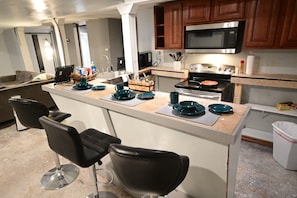 Réfrigérateur, four à micro-ondes, un four, surface de cuisson