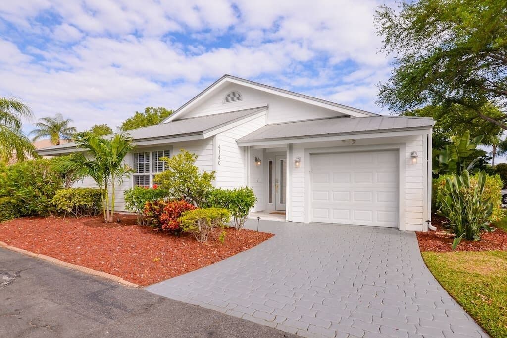 Charming beach house near beaches & historic downtown Jensen Beach.
