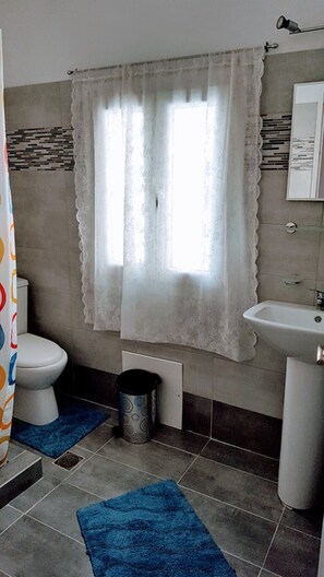 Combined shower/tub, hair dryer, towels, soap - Pleasure DOUBLE ROOMS 3 (Perissa)
