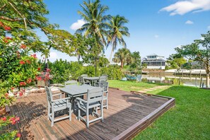 Outdoor dining - Stunning Luxury villa "Sandpiper" across the street from the beach! (Sanibel)