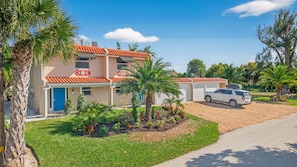 Exterior - Stunning Luxury villa "Sandpiper" across the street from the beach! (Sanibel)