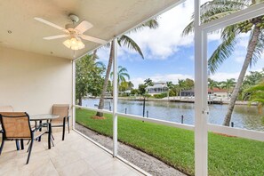 Outdoor dining - Luxury Villa "Lighthouse" Across from the Beach (Sanibel)