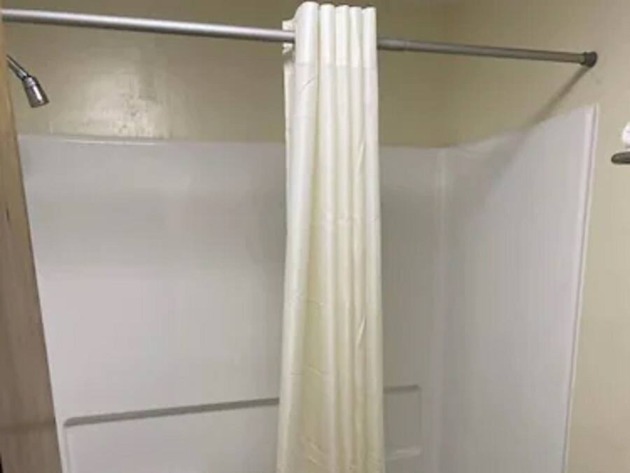 Ensemble douche/baignoire, sĂšche-cheveux, serviettes fournies, savon