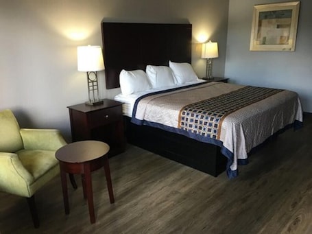 Standard Room, 1 King Bed | Desk, free WiFi, bed sheets