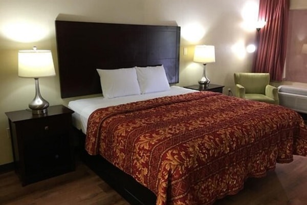 Standard Room, 1 King Bed | Room amenity