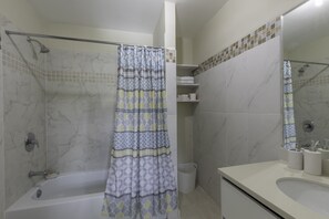 Dusche, Haartrockner, Handtücher, Seife