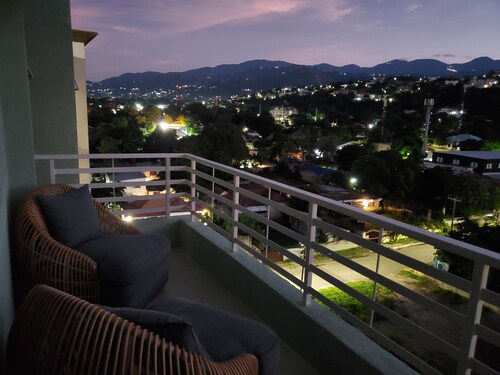 "The Oasis" PH 1 BR with AC, WiFi, complimentary Netflix & 24/7 security.