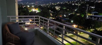 "The Oasis" PH 1 BR with AC, WiFi, complimentary Netflix & 24/7 security.