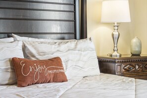 6 slaapkamers, een bureau, een strijkplank/strijkijzer, wifi