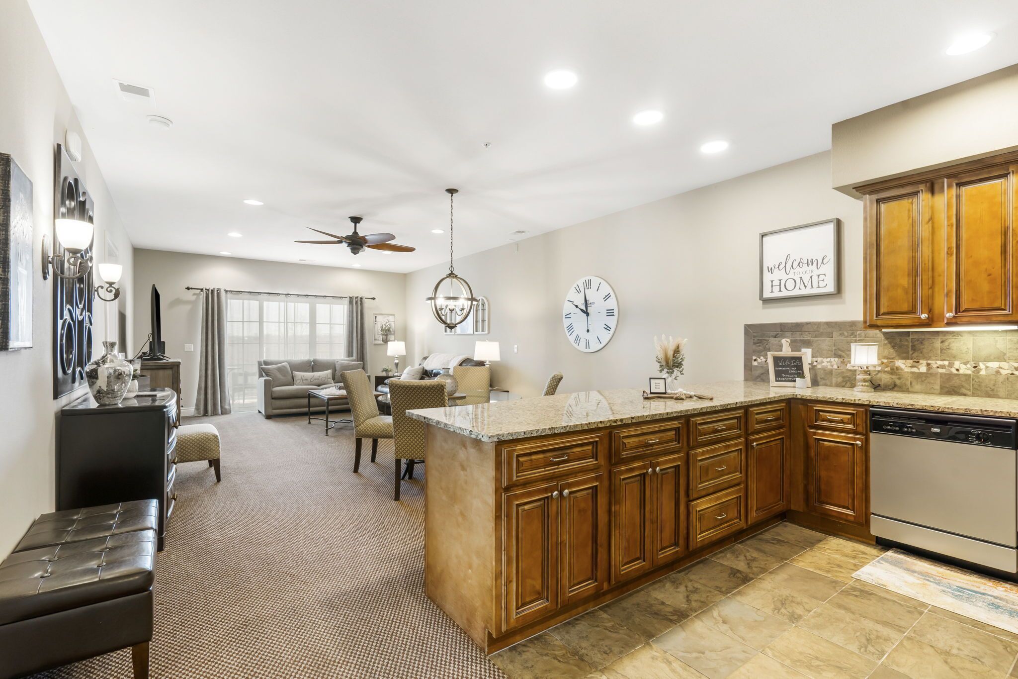 2 HUGE LUXURY Condos w/ Pool & Elevator! Fun! Rec PLEX!12 Min To SDC and TR LK!
