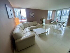 Living area - Beautiful 2/2 remodeled condo (Miami)