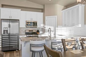 Casa geminada, 3 quartos | Cozinha privada | Geladeira, micro-ondas, fogão, cooktop