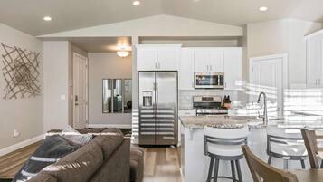 Townhome, 3 Bedrooms | Private kitchen | Fridge, microwave, oven, stovetop