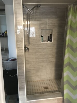 Serviettes fournies, papier toilette