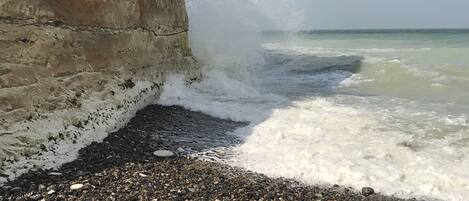 Perto da praia, espreguiçadeiras