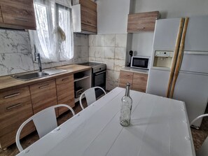 Réfrigérateur, micro-ondes, four, bouilloire électrique