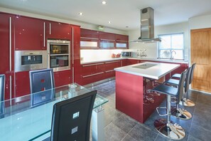 Cottage | Private kitchen | Fridge, microwave, oven, stovetop