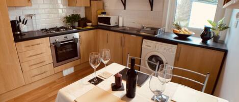 Mikrovågsugn, ugn, spishäll och kaffe- och tebryggare