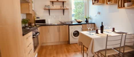 Mikrobølgeovn, ovn, kokeplater og kaffetrakter/tekoker