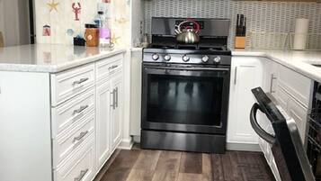 冰箱、微波炉、烤箱、炉灶