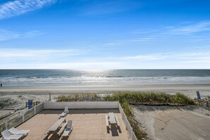 På stranden