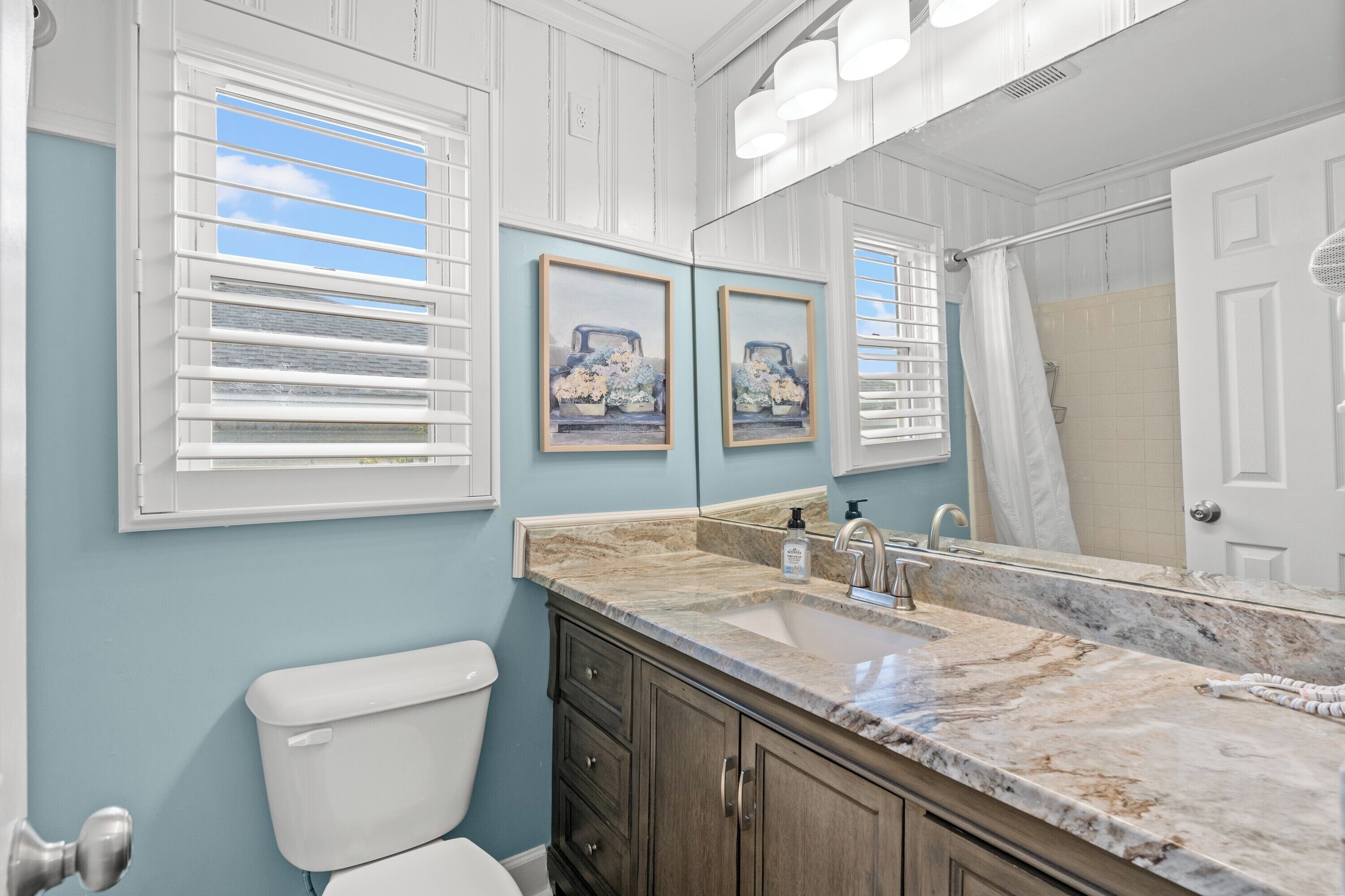 Combined shower/bathtub, towels