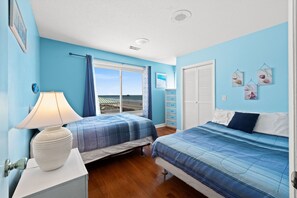 4 bedrooms, free WiFi - Lemon Tree North, Pet Friendly Ocean Front House in Cherry Grove, With Great Views! (North Myrtle Beach)